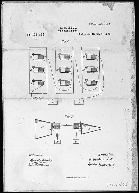 Une planche de brevet jaunie, titrée A. G. Bell, Telegraphy, No. 174,465, patented March 7, 1876 : en haut, trois cadres de petits électroaimants reliés par un fil sinueux ; en dessous, la figure 7, deux embouchures en forme de cône qui se font face, chacune contre un électroaimant, reliées par un seul fil ; en bas, les signatures des témoins et de l'inventeur.