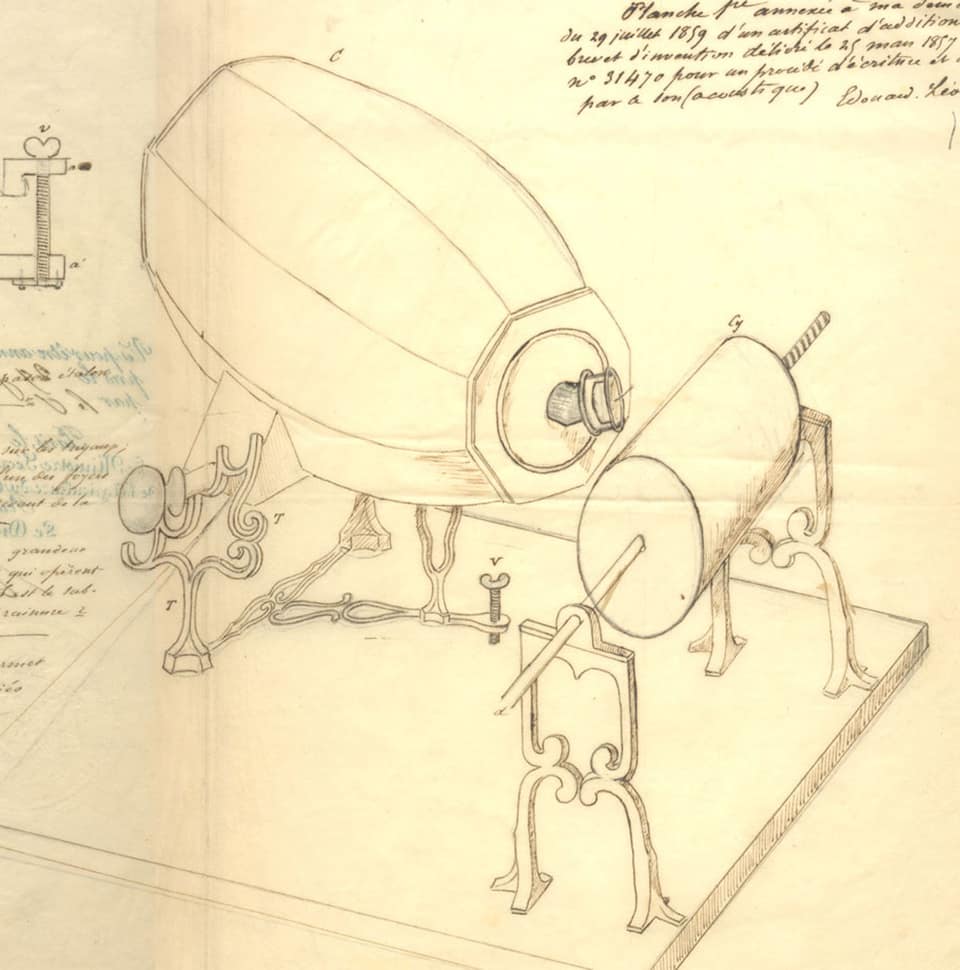 Un dessin à la plume sur un papier jauni : un grand pavillon en forme de tonneau, couché sur un support de fonte ouvragée, se rétrécit vers une petite ouverture ronde fermée par une membrane ; juste devant, un cylindre horizontal muni d'une tige de manivelle tourne sur deux supports chantournés fixés à une planche. En haut à droite, une note manuscrite en français renvoie à un certificat d'addition du 29 juillet 1859 au brevet n° 31470, délivré le 25 mars 1857, et porte la signature Édouard Léon.